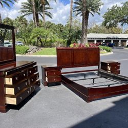 BEAUTIFUL SET KING SOLID WOOD / DRESSER W MIRROR & TWO NIGHTSTAND - BY LIFESTYLE SOLUTIONS - EXCELLENT CONDITION - Delivery Available