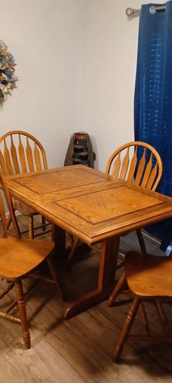 Honey oak finish 36" x 48" table