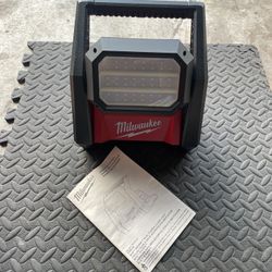 Milwaukee M18 Flood Light 