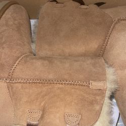 Chestnut Uggs With Bows 