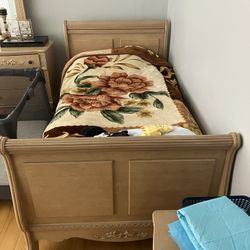 SOLID WOOD Twin Bedroom Set with 2 Nigh Stands, Dresser, and Like NEW Mattress
