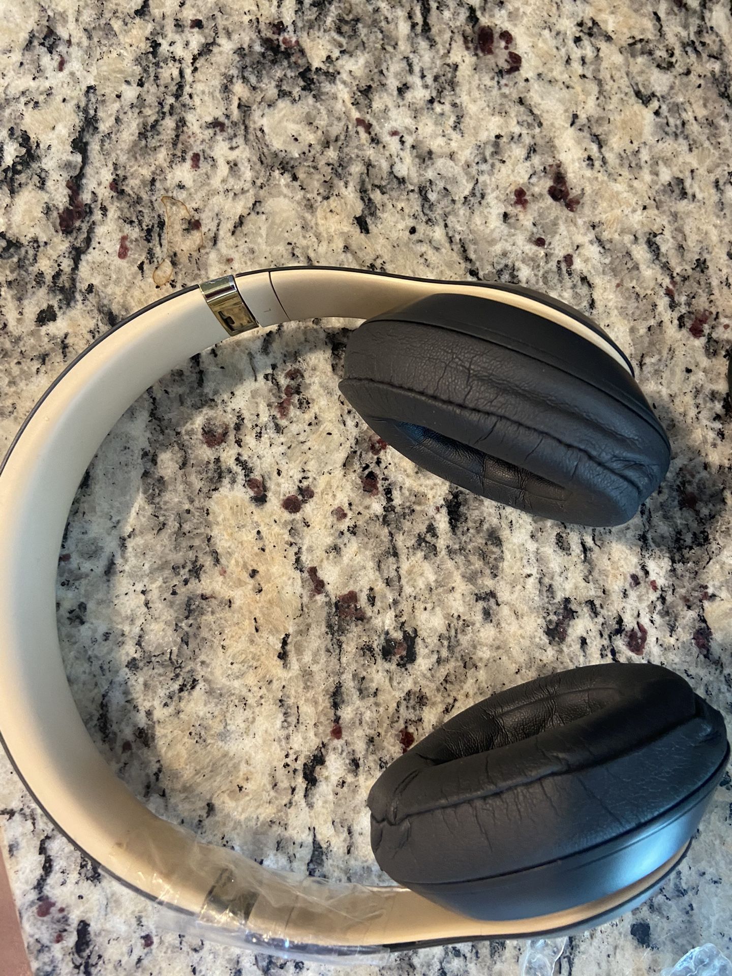 Beats Studio 3 Wireless headphones W/charger. 