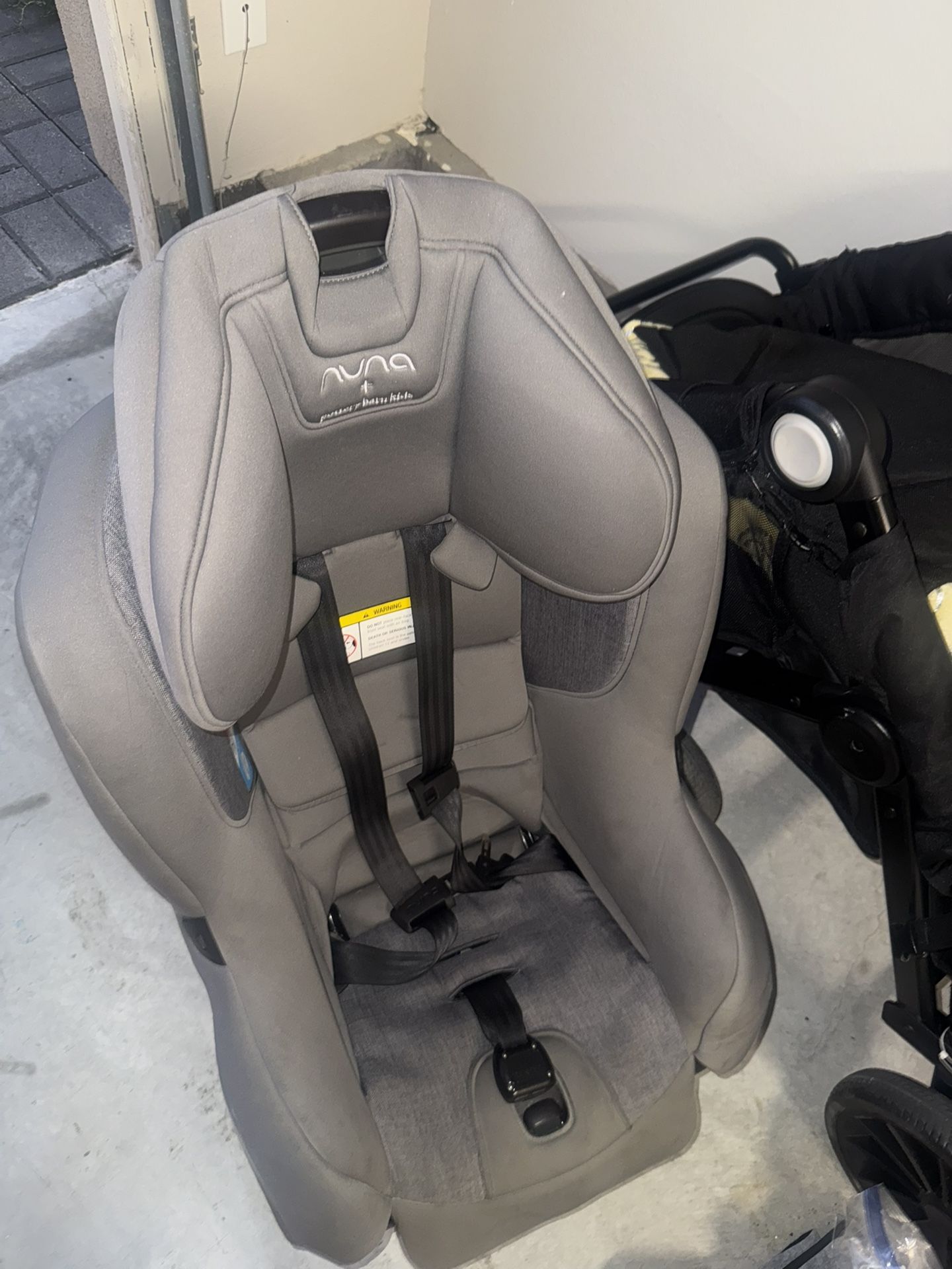 NUNA CAR SEAT 