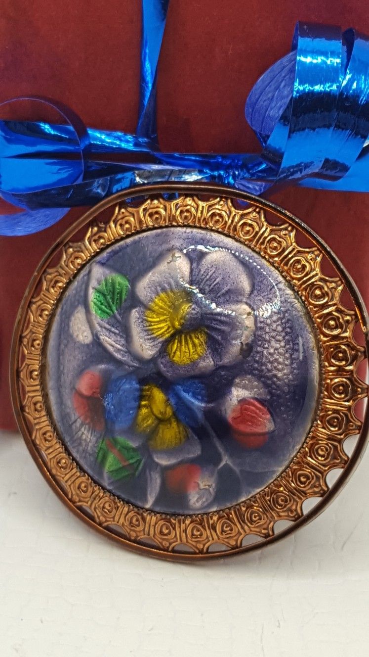 Beautiful Vintage Brooch 2"in, thee Brooch has a Bouquet of Flowers painting.#750