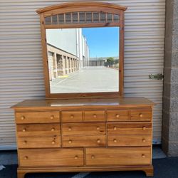 8 drawers dresser with mirror/ tocador de 8 cajones con espejo 