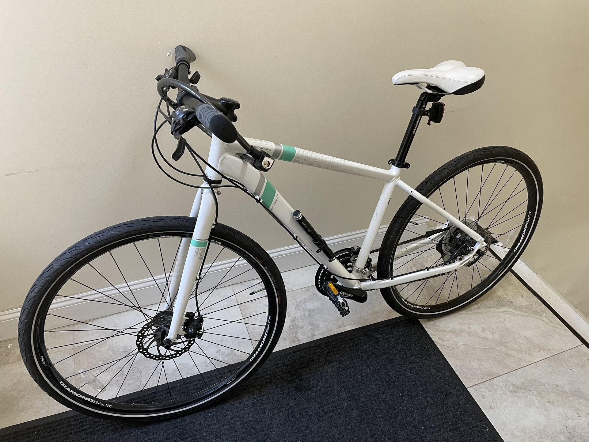 Diamondback Calico SCS Bike Almost New Includes Air pump, Heavy