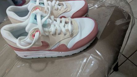Like new girls air max size 2y