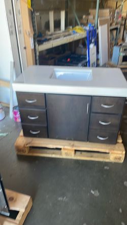 Floating bathroom vanity
