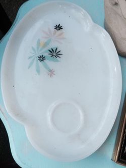 Milk glass plate set