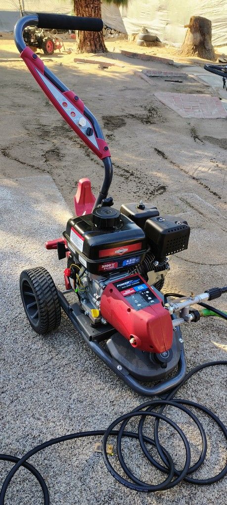PRESSURE WASHER BRIGGS STRATTON 3200 PSI 2.1 GPM