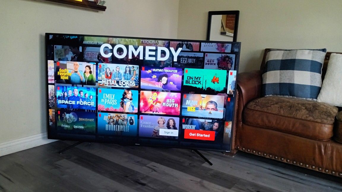 SMART TV 65" INCHES HISENSE ROKU TV 4K UHD