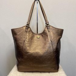 PEYTON OP ART EMBOSSED PATENT TOTE (COACH F25703)