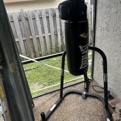 Everlast Punching Bag Set With Stand