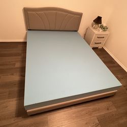 Queen bed mattress foam.