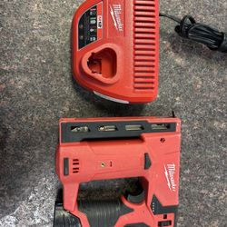 Milwaukee M12 Staple Gun Set 