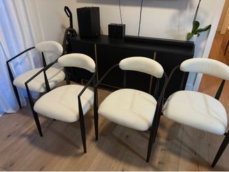Set of 4 table chairs in perfect condition!