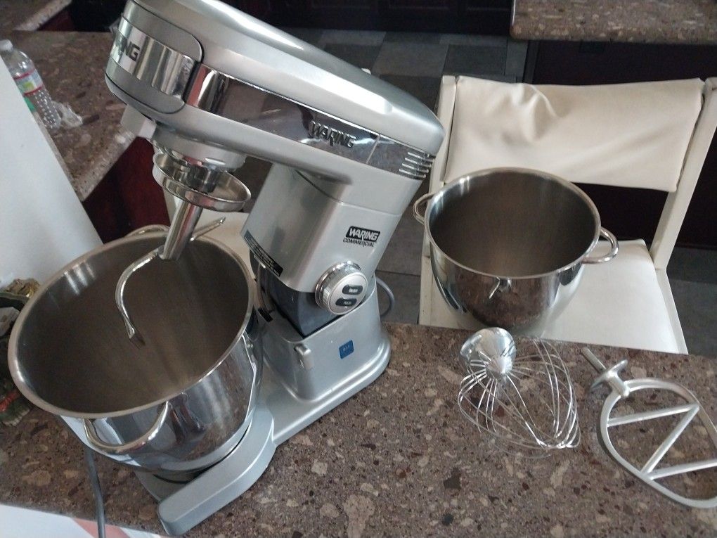 7 QT WARING COMMERCIAL MIXER IN EXCELLENT CONDITION LIGHTLY USED WITH 2 BOWLS
