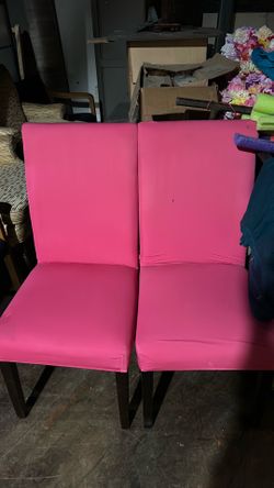 2 pinks chairs