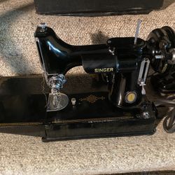 1957 SINGER FEATHERWEIGHT 221 SEWING MACHINE WITH CASE & EXTRAS  BEAUTIFUL CONDITION WITH A FEW LIGHT SCRATCHES.   HAS BEEN IN INDOOR STORAGE FOR YEAR