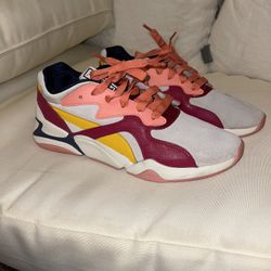 Womens Pumas Size 9 