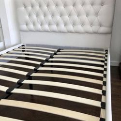  ✨ Queen Upholstered Platform Bed Frame – Tufted Crystal Headboard ✨ Upgrade your bedroom with this modern, glamorous queen bed frame!  Features: 	•	
