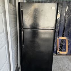 Black Frigidaire 18 cubic feet top freezer refrigerator