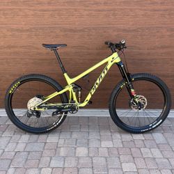 2023 Pivot Switchblade (Large)