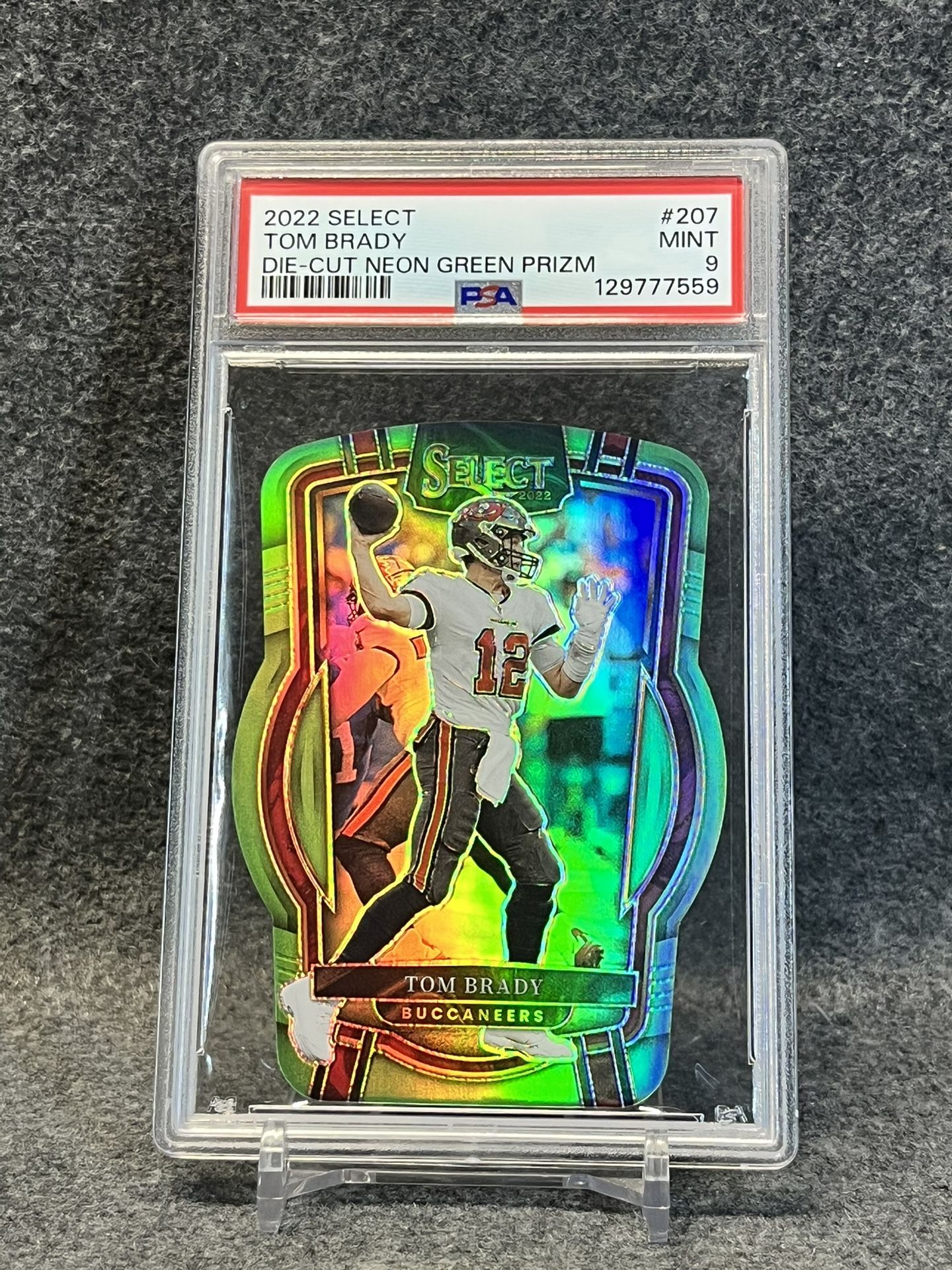 🏈 2022 Tom Brady NEON GREEN Die Cut  /299  PSA 9 !! 🏈