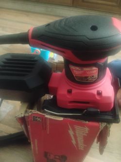 1/4 sheet palm sander.   Lijadora de 1/4 maquita