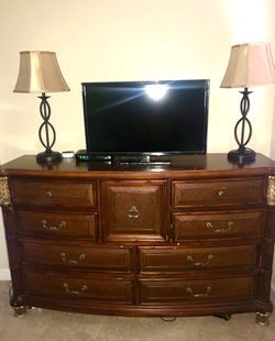 Large Dresser and 2 Nightstands Bedroom Set
