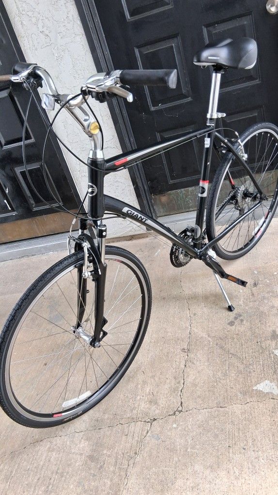 Giant Aluminum Hybrid Bike.