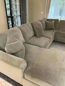 Haverty’s 3 piece sectional with chaise lounge