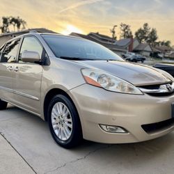 2009 Toyota Sienna Limited (Fully Loaded Options)