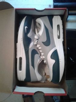 Nike Air Max 1LV8 White / Dark Teal Green Used , Rarely Worn Size 10