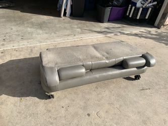 01-06 GM Gray Leather 3rd Row Seat $200