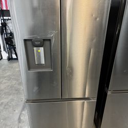 30” - Apartment Size Refrigerator / Water & Ice 