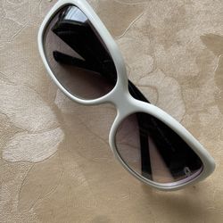 Women sunglasses There are two scratches on the lens.