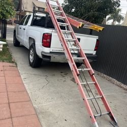 Escalera de 24 pies de fibra de vidrio y perfectas condiciones