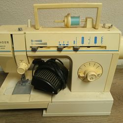 SINGER SEWING MACHINE MODEL 4525