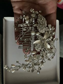 Bridal comb with floral gems