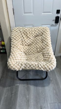 Saucer checkered chair