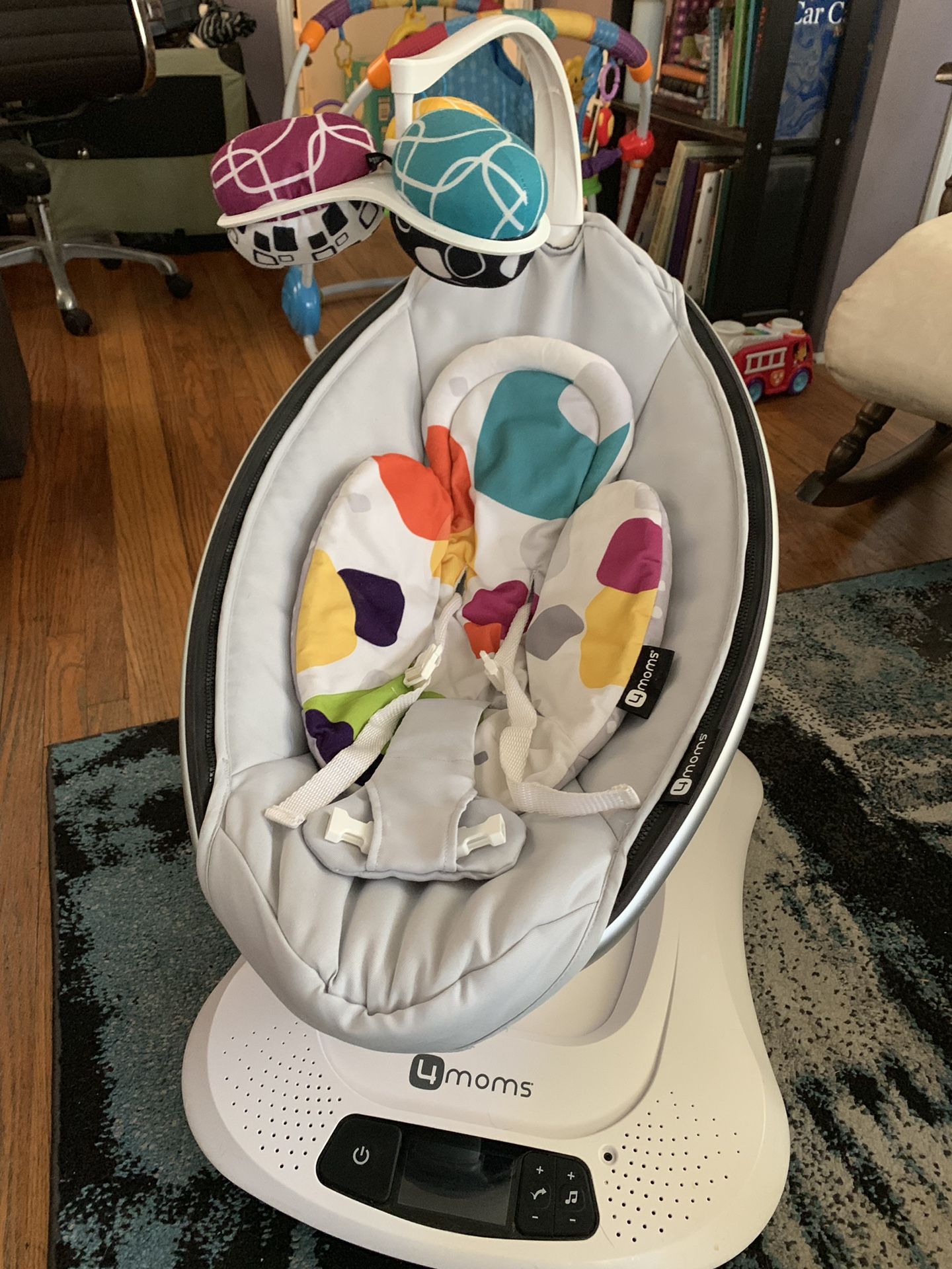 4 moms Mamaroo baby swing