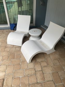 Pool shelf chairs & table