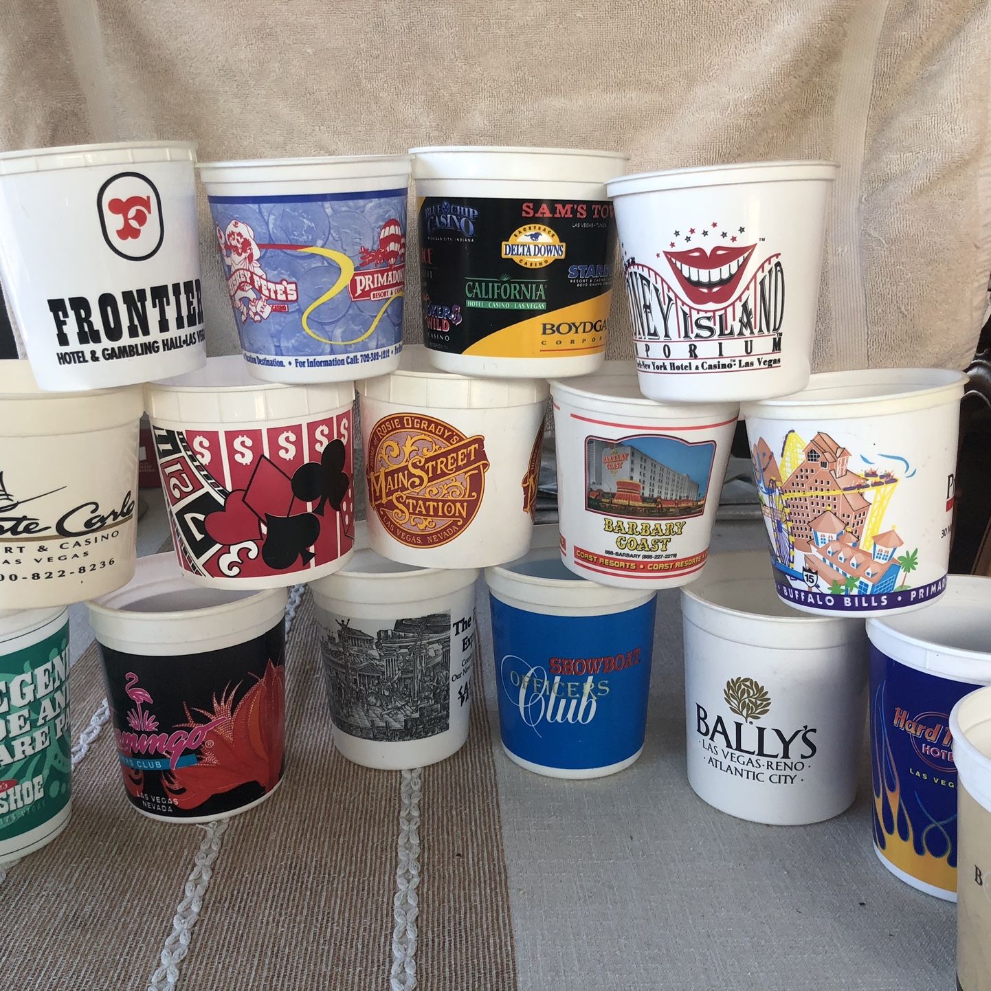 Las Vegas Casino Coin Cups Plastic Lot of 16 for Sale in San Diego 