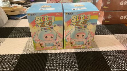 Nommi sitting Zoo collection