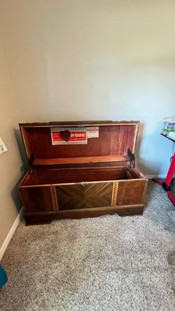 Vintage cedar chest : Roos Sweetheart blanket chest