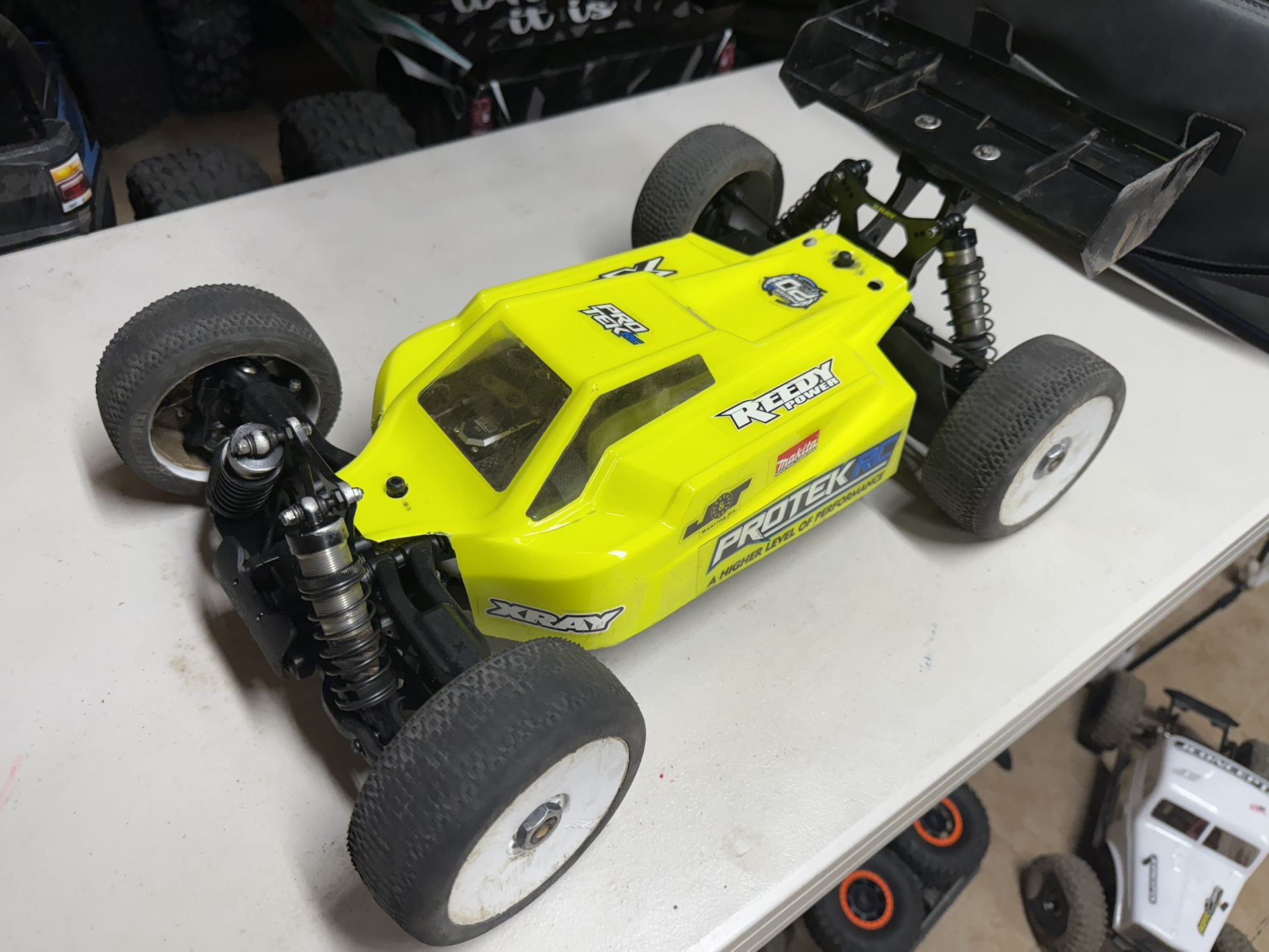 Xray XB8E with electrics