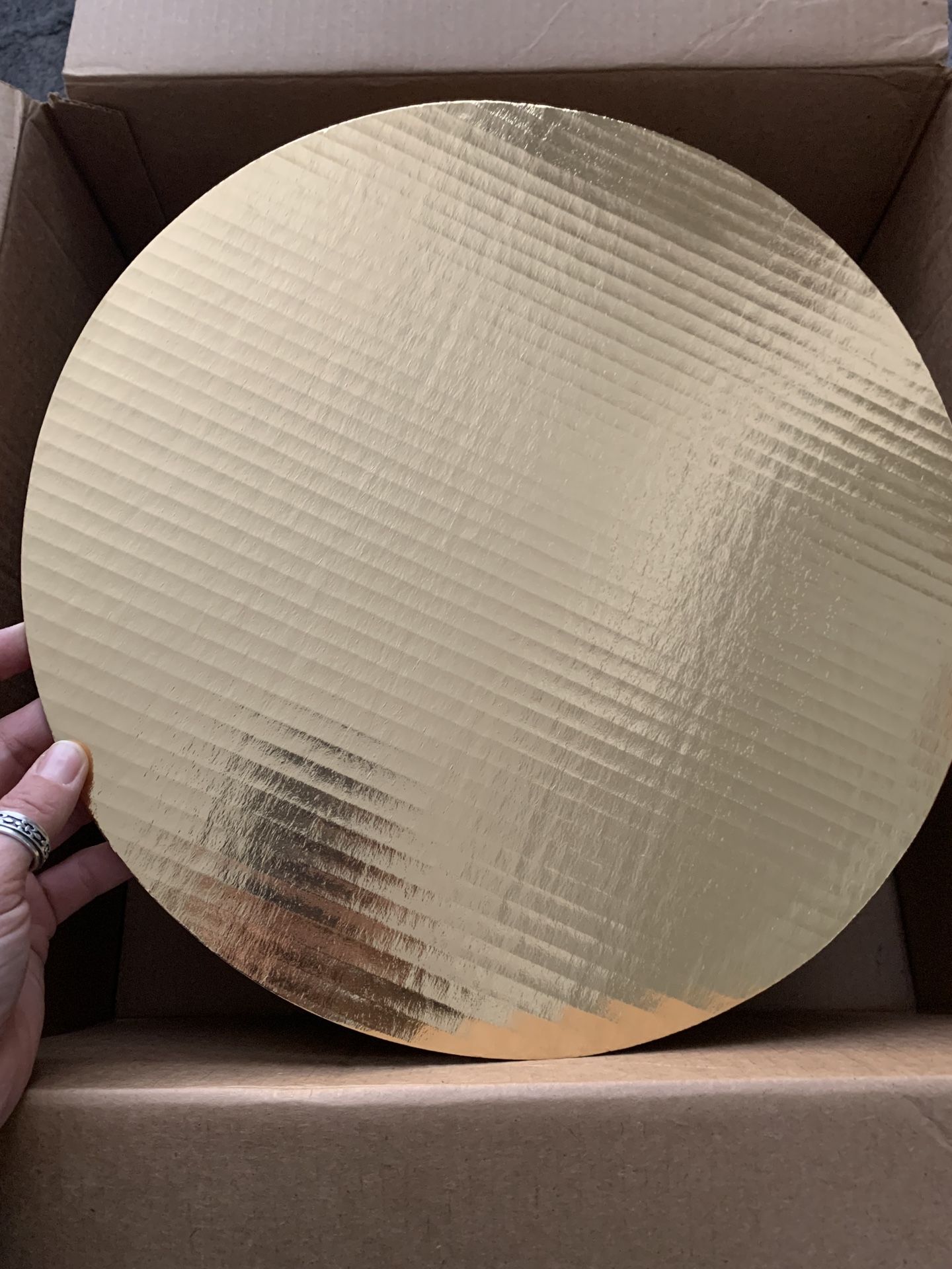 Scalloped Cake Pad - 14", Gold Circles