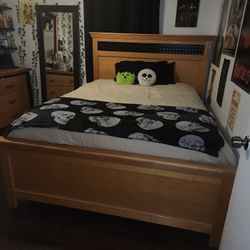 Queen Bedroom Set Mattress Not Included Bed Headboard/footboard,  Longdresser And Mirror, Side Table, And Armour. 