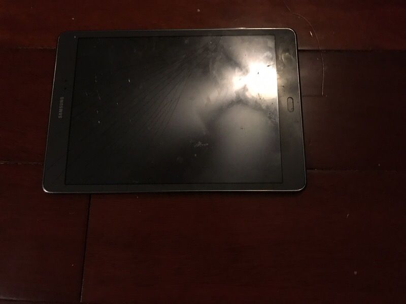 Samsung galaxy tab A 9.7 SM 7550 screen cracked price negotiable